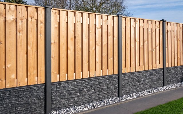 Een houten schutting of hout-beton?