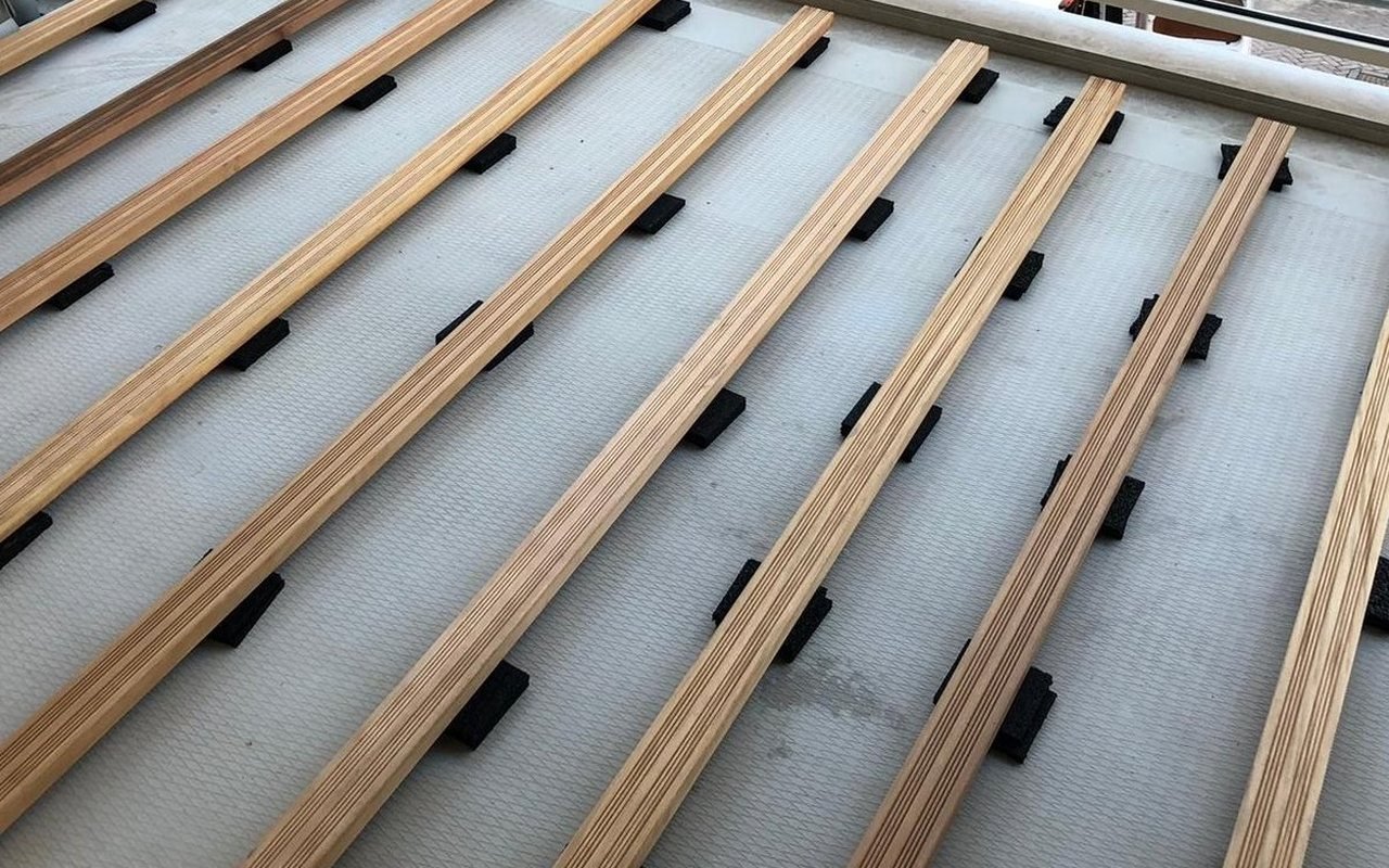 De onderconstructie van een vlonder: regels, balken en palen