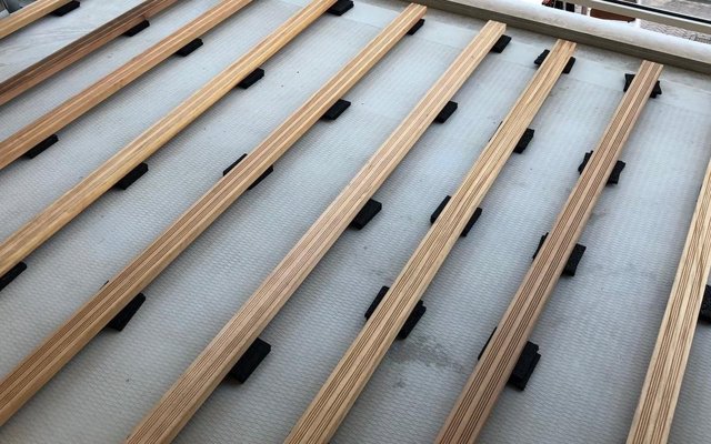 De onderconstructie van een vlonder: regels, balken en palen
