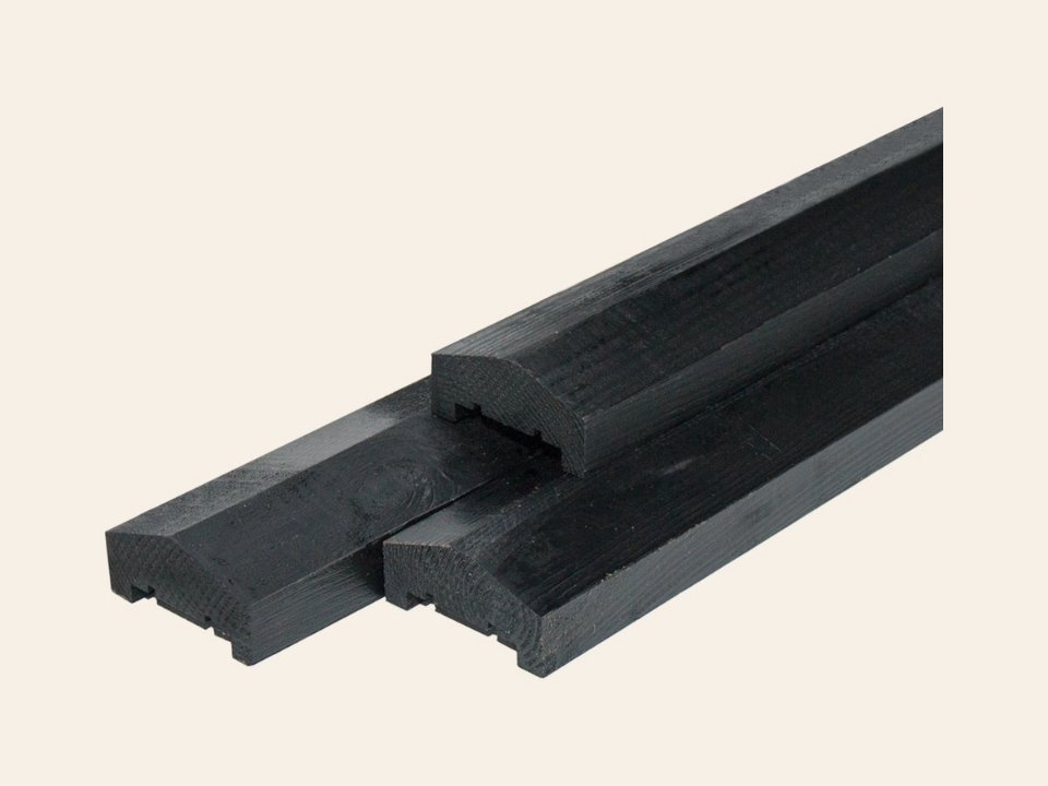 Vuren afdeklat piramide geïmpregneerd en zwart gespoten, (3-planks tussenruimte) 3,5 × 8,5 × 180 cm
